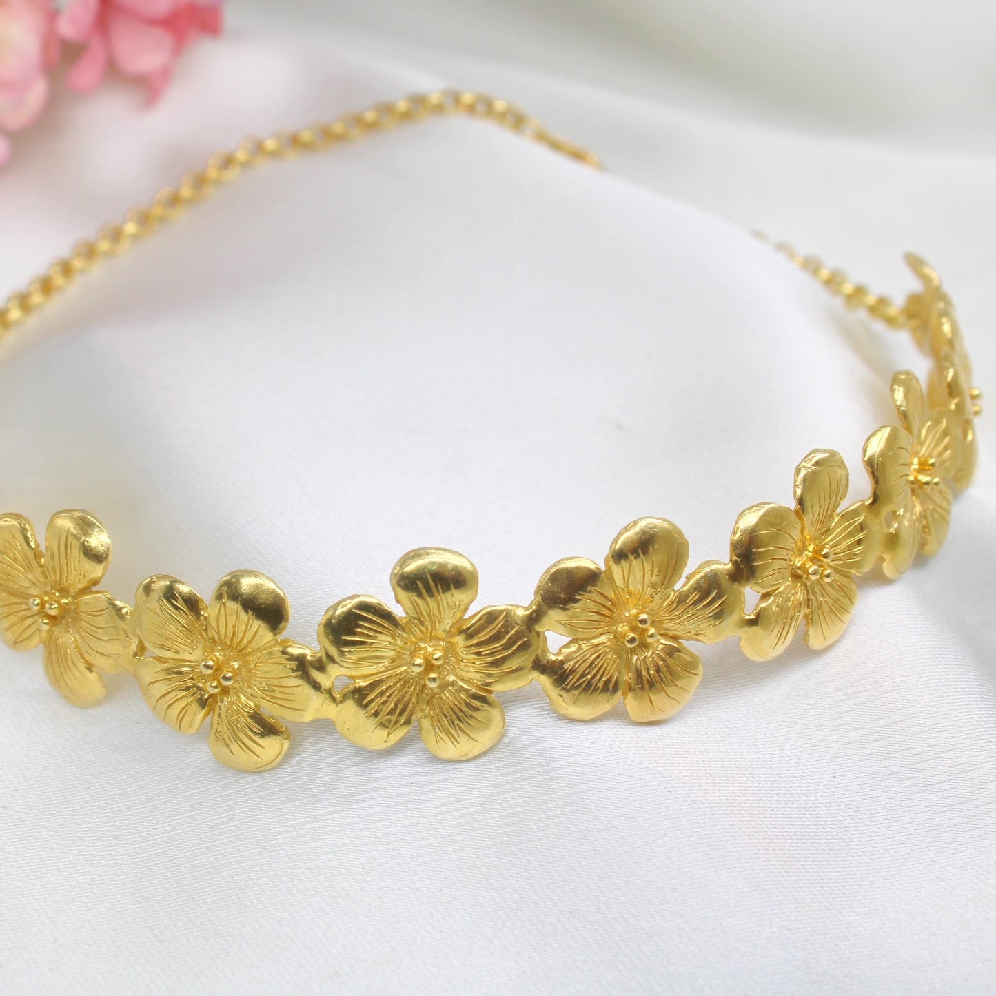 Hibiscus choker